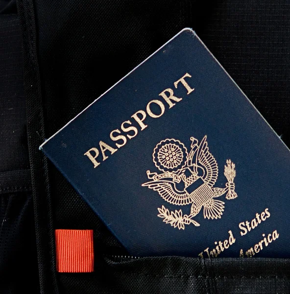 Paszport w torbę podróżną — Zdjęcie stockowe