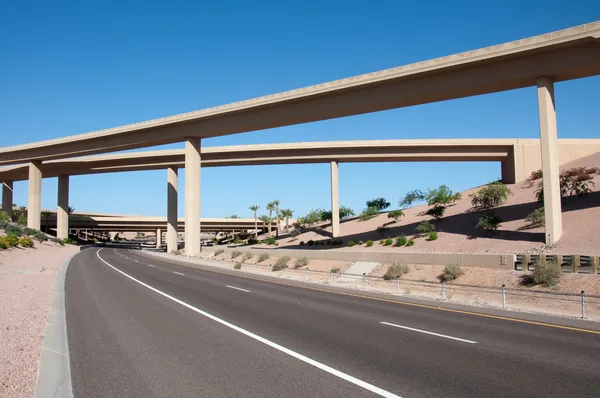 Intercâmbio de viadutos na auto-estrada — Fotografia de Stock