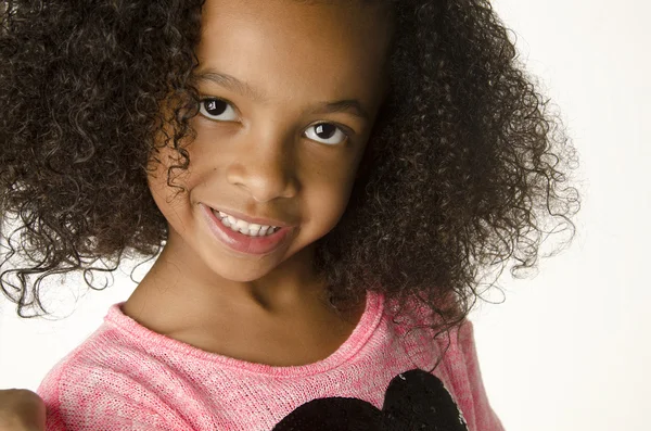 Adorabile sorridente bambina con i capelli ricci — Foto Stock