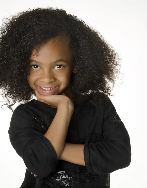 Adorable petite fille souriante aux cheveux bouclés — Photo