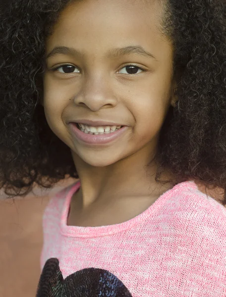 Adorável sorrindo menina com cabelo encaracolado — Fotografia de Stock