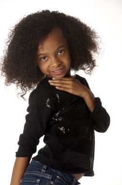 sevimli küçük oynak Afro-Amerikan kıvırcık saçlı kız