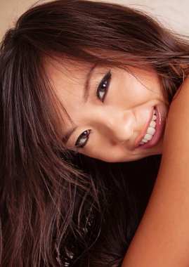 gülümseyen güzel Asyalı kadın