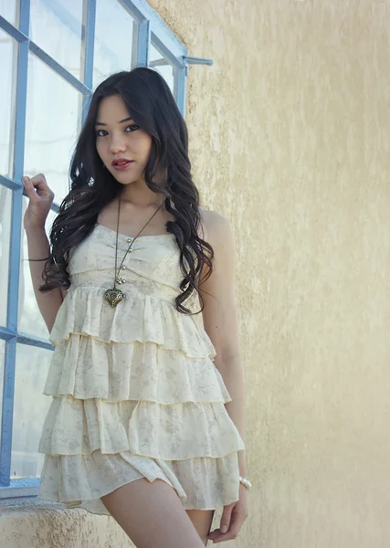 Piękna młoda kobieta Azji w letniej sukience — Zdjęcie stockowe