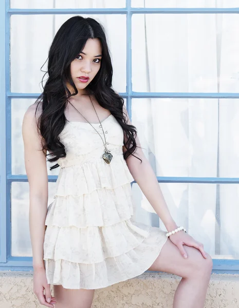 Schöne junge asiatische Frau im Sommerkleid — Stockfoto