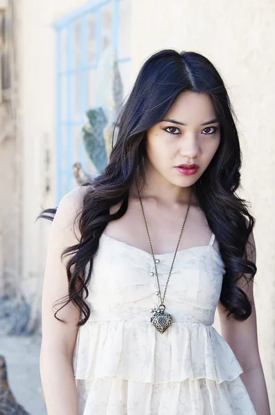 Vacker ung asiatisk kvinna i sommarklänning — Stockfoto