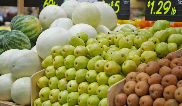 Pilha de maçãs frescas no supermercado — Fotografia de Stock