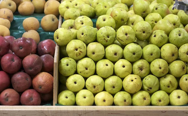Frutas frescas na loja do mercado — Fotografia de Stock