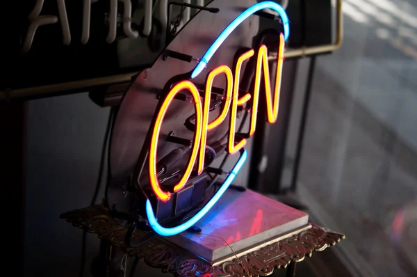 Open neon retail winkel teken — Stockfoto