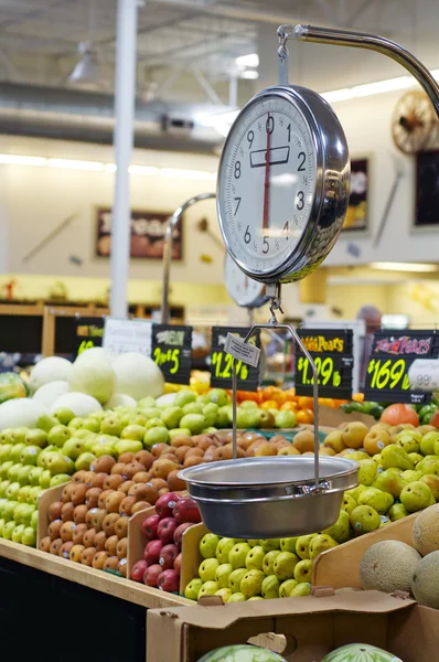 Købmand skala med frugt og grønt - Stock-foto