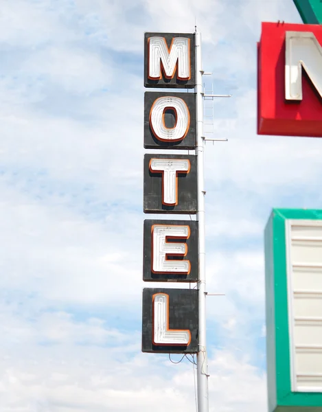 Staré označení motelu poblíž route 66, usa — Stock fotografie