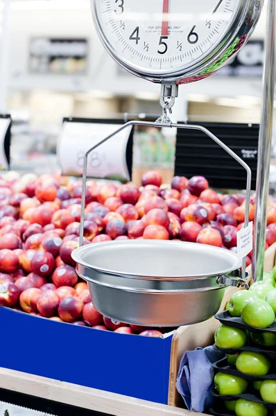 Kruidenier en supermarkt schaal met fruit en groenten — Stockfoto