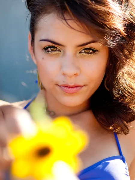 Hermosa latina adolescente país chica — Foto de Stock
