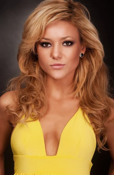 Yazlık elbise sarı saçlı güzel bir genç kadın — Stok fotoğraf