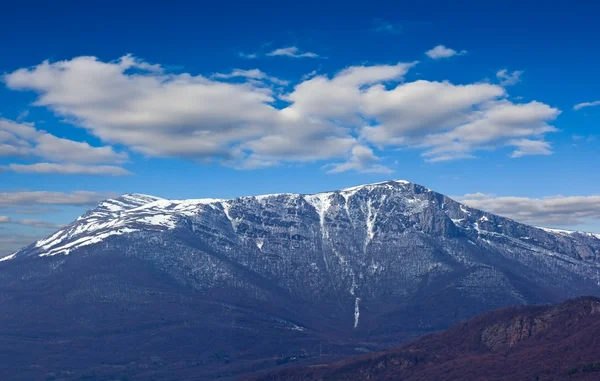 Montanha em um panorama de neve — Fotografia de Stock