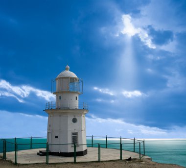 Deniz feneri ve sun ray