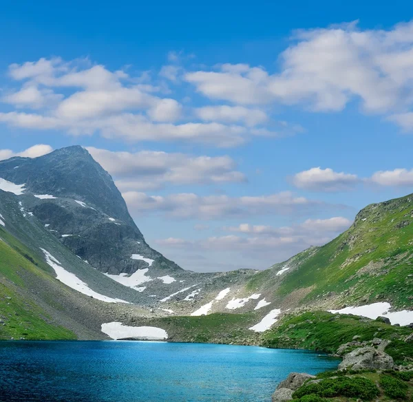 Lago Esmeralda en una montaña —  Fotos de Stock