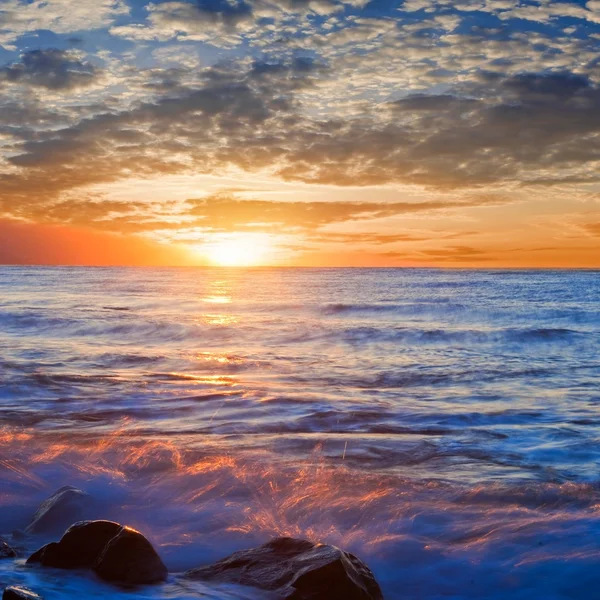 Pôr do sol em uma costa marítima — Fotografia de Stock