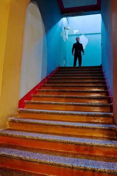 Mann auf einer Treppe — Stockfoto