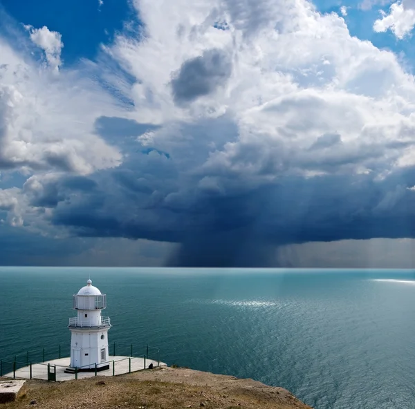 Faro en una costa del mar en la tormenta — Foto de Stock