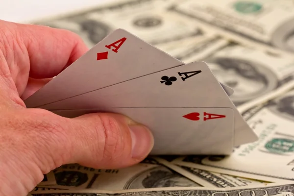 Δείξει τρεις ace σε φόντο χρήματα — Φωτογραφία Αρχείου
