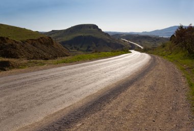 asfalt yol açmak güneşli bir vadi