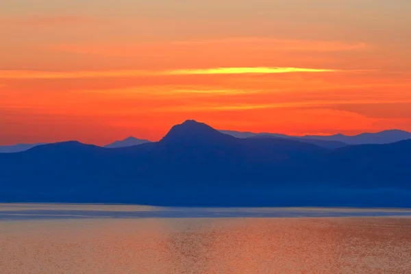 Dramatische zonsondergang op een zee baai — Stockfoto