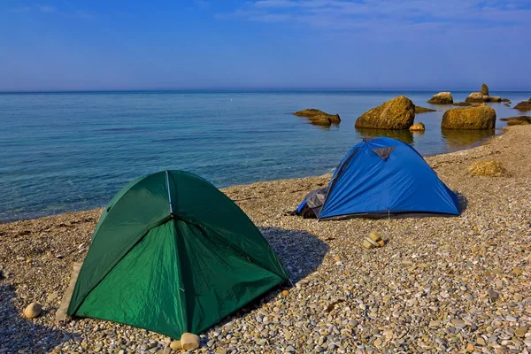Campeggio turistico su una spiaggia di mare — Foto Stock
