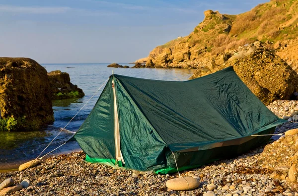 Touristic tent on a sea coast — Stock Photo, Image