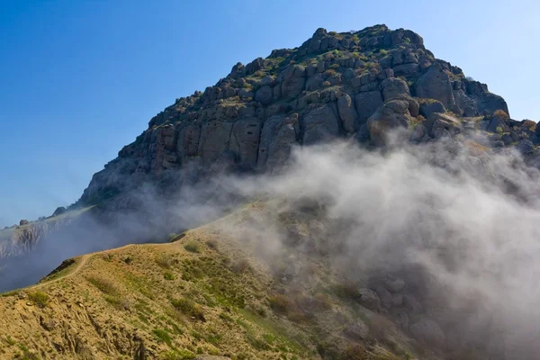 Nebel auf einem Bergpass — Stockfoto
