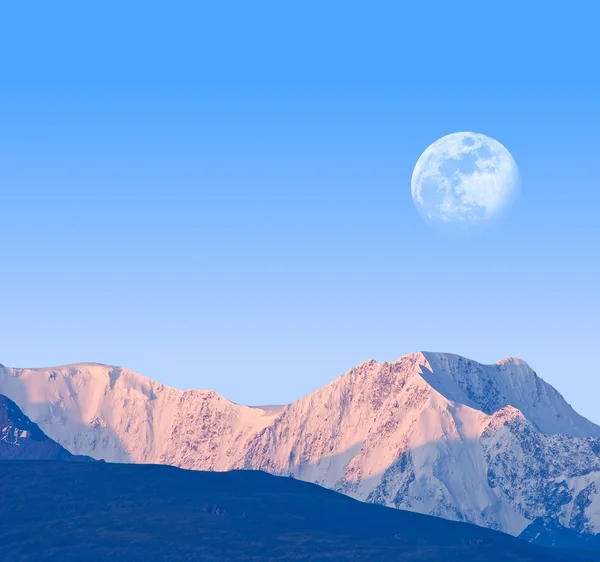 Luna sobre una montaña —  Fotos de Stock