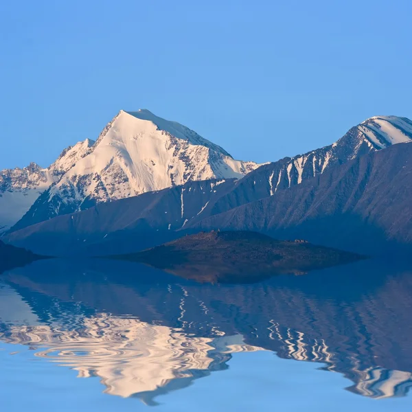 Montanhas refletidas em um lago — Fotografia de Stock