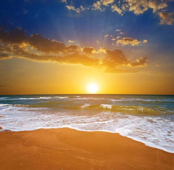 Beautisul solnedgång på en strand — Stockfoto