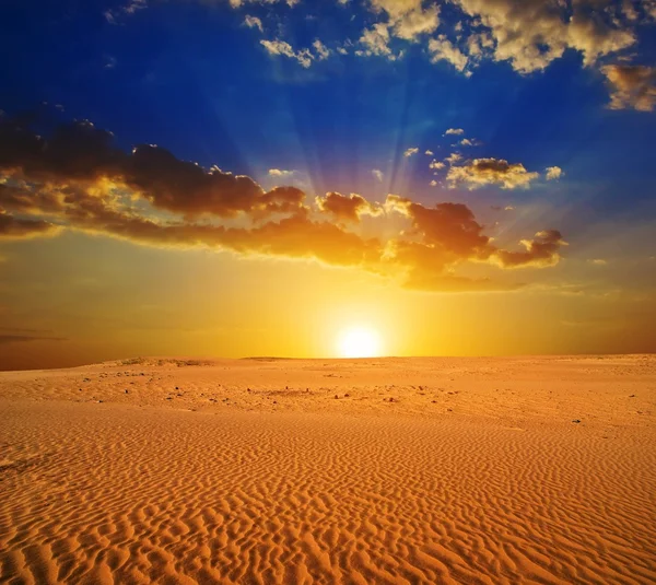 Sonnenuntergang in einer Wüste — Stockfoto