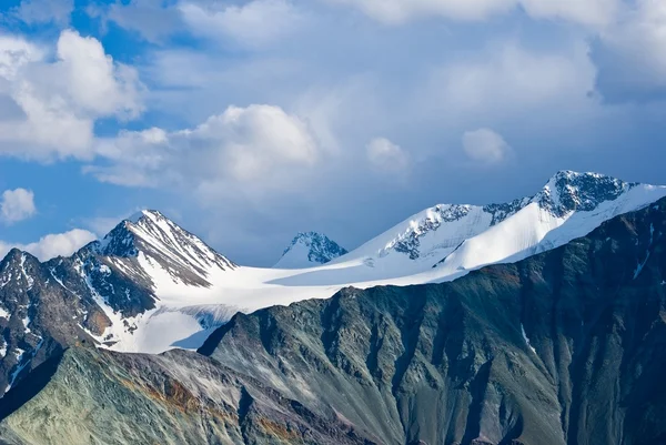 Prachtige bergen in een sneeuw — Stockfoto
