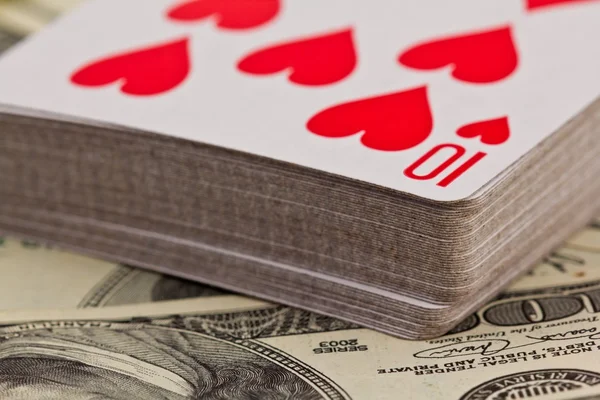 Jogando cartas em um fundo de dinheiro — Fotografia de Stock