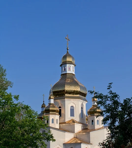 Igreja cristã em um fundo céu azul — Fotografia de Stock