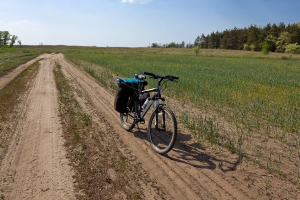 Vélo sur une route rurale — Photo