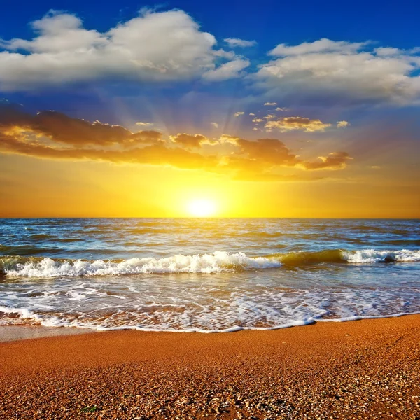 Coucher de soleil spectaculaire sur une mer — Photo