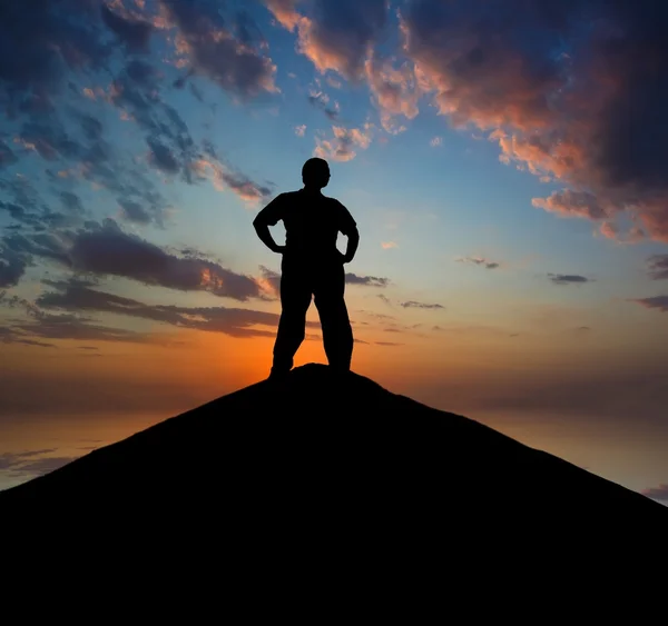 El hombre se queda en una cima de montaña — Foto de Stock