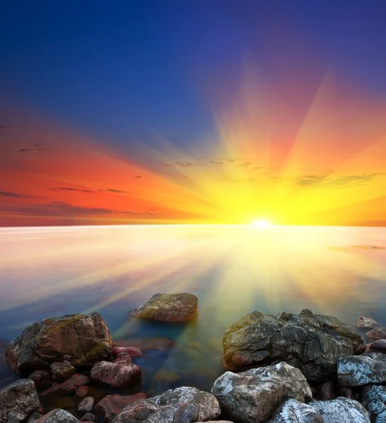 海洋海岸与日落时的石头 — 图库照片