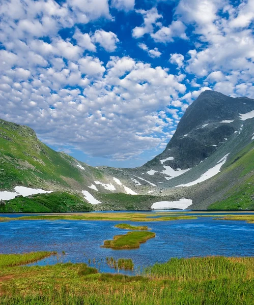 Blauer See in der Nähe eines felsigen Gebirges — Stockfoto