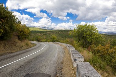 asfalt yol açmak