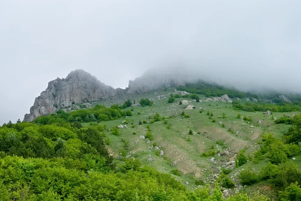 Горы Кримеа в тумане — стоковое фото