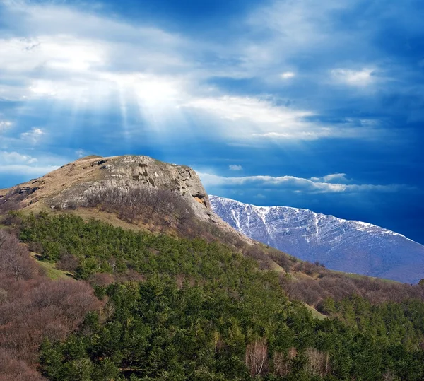 Topo da montanha em raios de sol — Fotografia de Stock