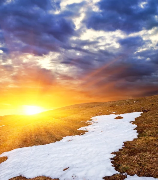 Драматичний захід сонця серед весняної молитви — стокове фото