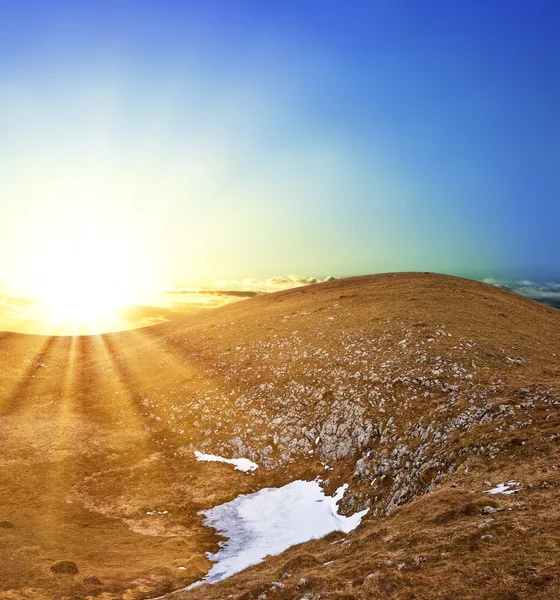Puesta de sol en una colina de primavera —  Fotos de Stock
