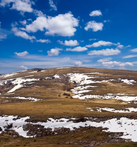 Jarní kopce sněhu — Stock fotografie