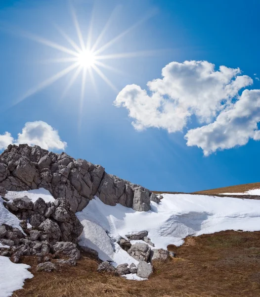 Ορεινό τοπίο την άνοιξη από μια ηλιόλουστη ημέρα — Φωτογραφία Αρχείου
