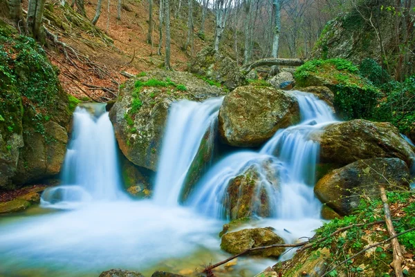 Waterval op een voorjaar berg rivier — Stockfoto